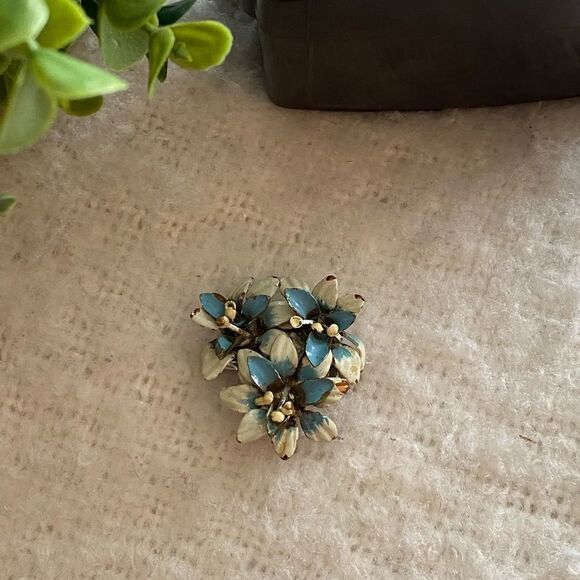 Vintage Blue and White Flower Brooch Pin - Picture 3 of 7
